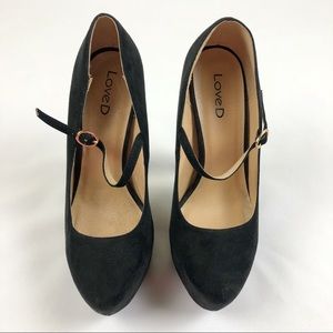 LOVE D BLACK PUMPS/STILETTOS IN 8.5
